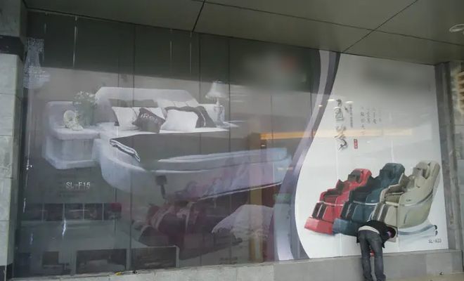 汽车4S店、商超橱窗广告展示为什么独爱单透贴？它有什么优势？KAIYUN(图3)